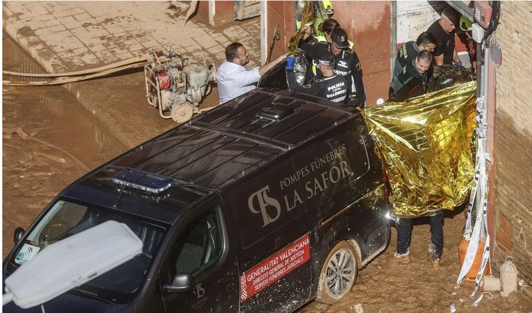 Las autoridades policiales retiran los cuerpos del garage en Valencia Las autoridades policiales retiran los cuerpos del garage en Valencia
