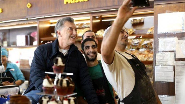 El Presidente estuvo en la ciudad balnearia y hasta se cortó el pelo.