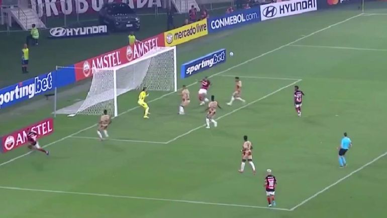 Era más fácil hacerlo: el insólito gol errado de un ex River en Libertadores que se volvió viral