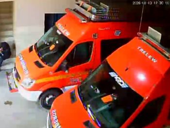 Video: así salvaron los bomberos a una beba de 7 días que llegó al cuartel morada y sin respirar.