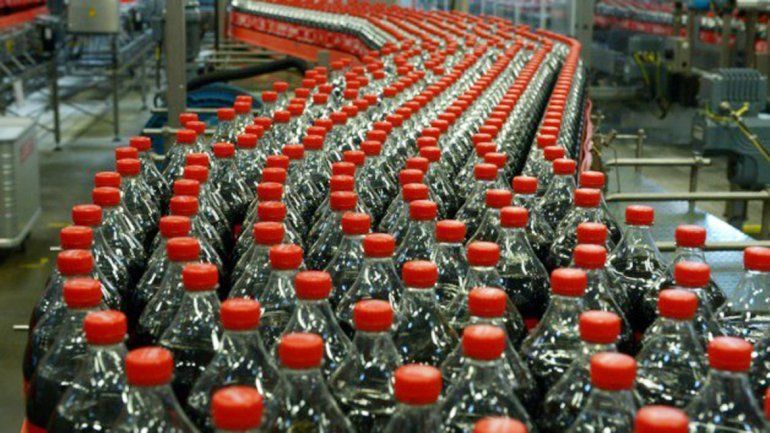 Las embotelladoras se verán obligadas a bajar el nivel de azúcar.