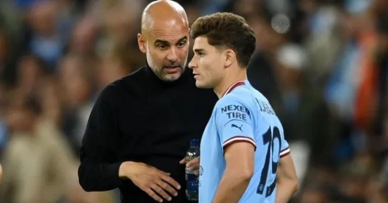 Julián Álvarez aún no definió si seguirá en Manchester City.