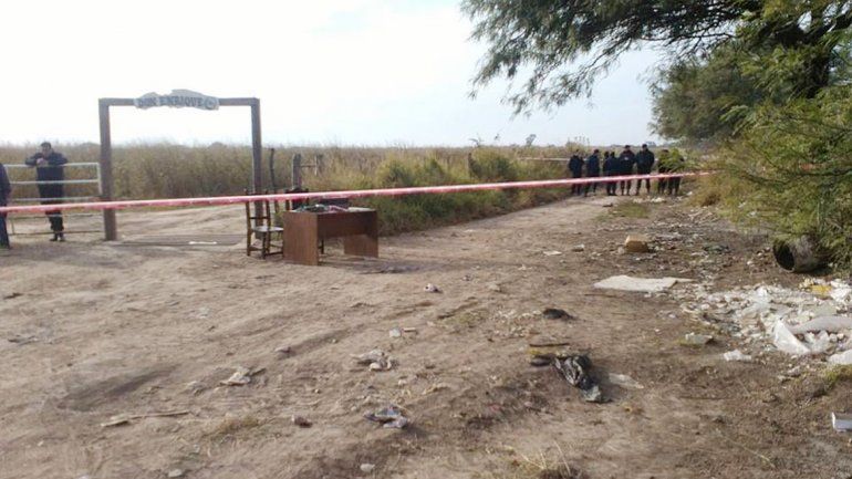 Policías realizando pericias en el basurero donde apareció el cuerpo del pequeño Mario Agustín Salto