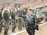 Soldados norcoreano victorean a su líder, Kim Jong-un.
