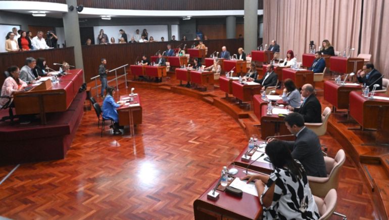 Los legisladores de Chubut se prepara para aprobar en su última sesión de 2025 el proyecto que establece la abstención del débito laboral para los empleados públicos (imagen de archivo).