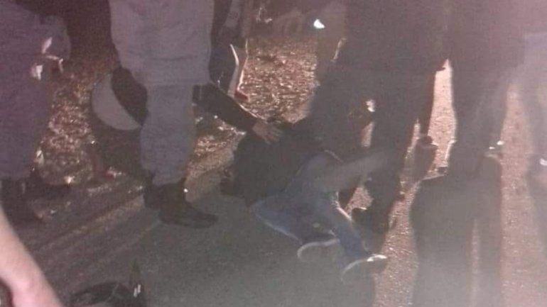 Esperaba el colectivo en la Ruta 22 y lo atropelló un auto