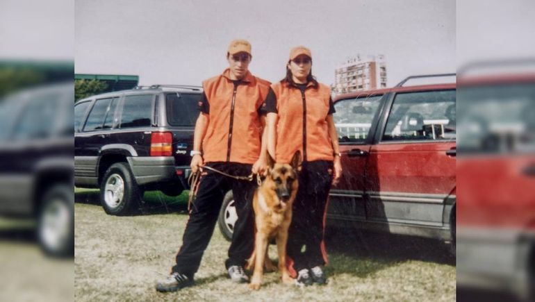 Guillermo Sandoval y Marcela Quiroga en 1999 en el Campo Argentino de Polo, en Palermo, junto a Jarno. Una pareja fanática de los perros. Los une la abogacía y un propósito. Guillermo Sandoval y Marcela Quiroga en 1999 en el Campo Argentino de Polo, en Palermo, junto a Jarno. Una pareja fanática de los perros. Los une la abogacía y un propósito.