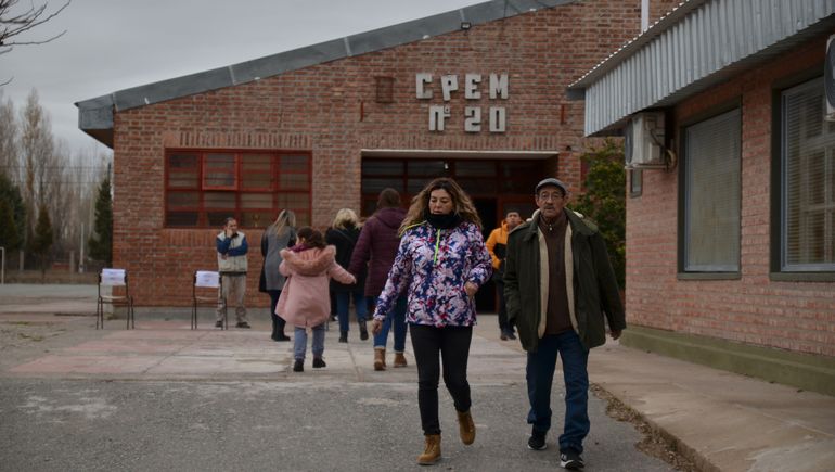 En 9 fotos, elecciones bajo el frío y la nieve en Cutral Co