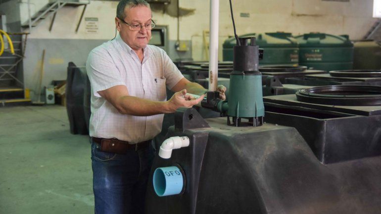 El químico industrial Daniel Alonso muestra el sistema que sirve para tratar las aguas grises.