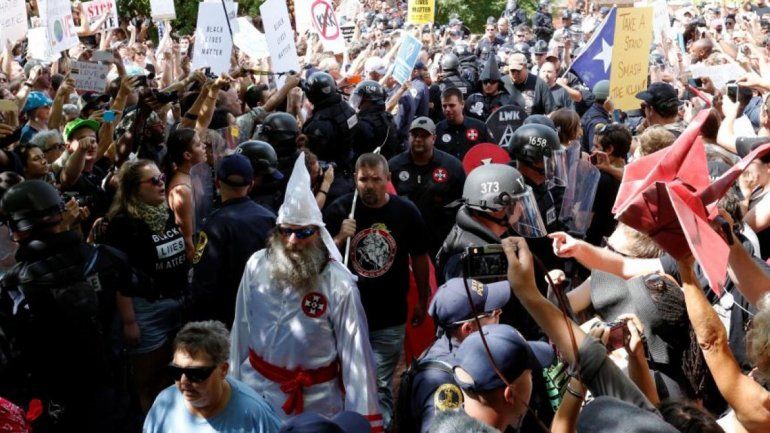 Algunos de los KKK hasta se atrevieron a marchar con la capucha blanca.