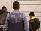 Los dos motochorros detenido tras una persecución policial iniciada luego de que intentaran robar una moto. 