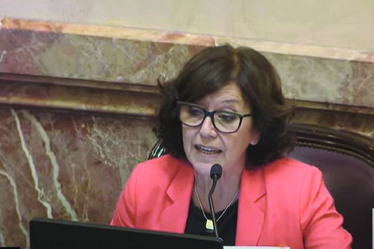 La neuquina Silvia Sapag, senadora del FdT, opinó sobre el DNIU de Javier Milei. La neuquina Silvia Sapag, senadora del FdT, opinó sobre el DNIU de Javier Milei.