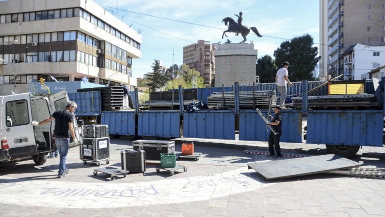 Qué calles están cortadas y cómo son los preparativos en el Monumento por la llegada de Macri