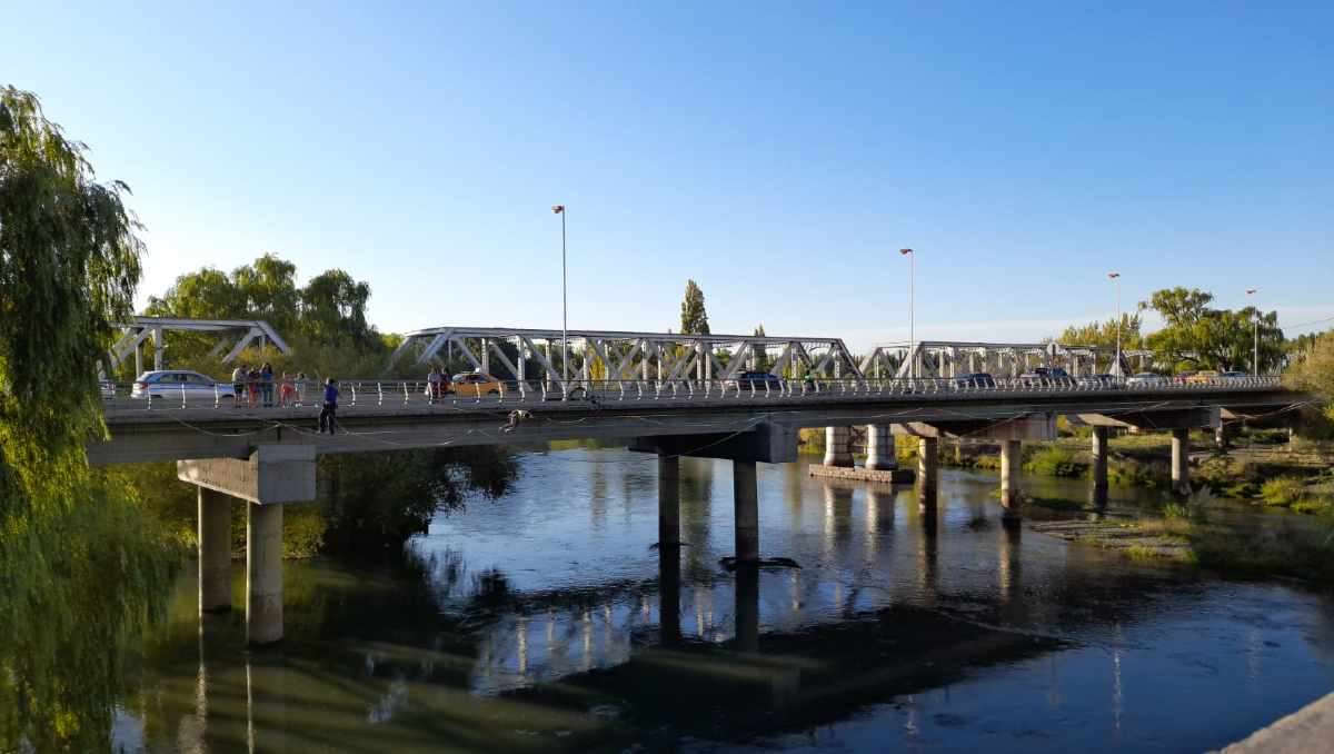 El puente carretero se viste de fiesta para sus 85 años