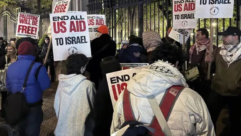 La policía reprimió a estudiantes propalestina. La policía reprimió a estudiantes propalestina.