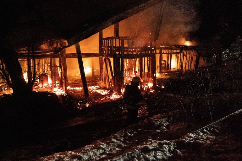Impresionante incendio en una casa de un barrio privado de San Martín
