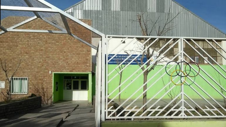 Murió un adolescente en un polideportivo de Neuquén: qué le pasó