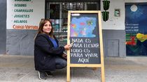 abrio un kiosco al lado de una clinica y usa su pizarra para curar el corazon de los pacientes