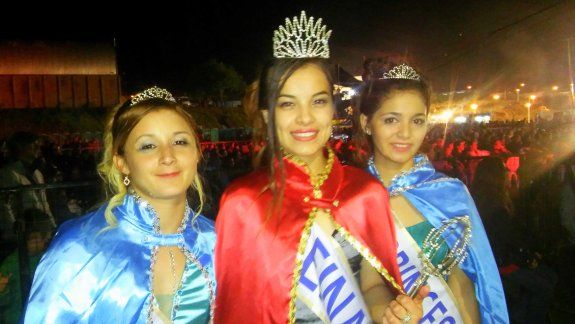 Las tres jóvenes que representarán a la ciudad hasta el año que viene.