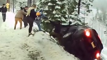 El rescate de las personas atrapadas en la camioneta tuvo momentos de tensión. El rescate de las personas atrapadas en la camioneta tuvo momentos de tensión.