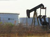 Foto de archivo de una instalacion petrolera de PDVSA. REUTERS/Isaac Urrutia