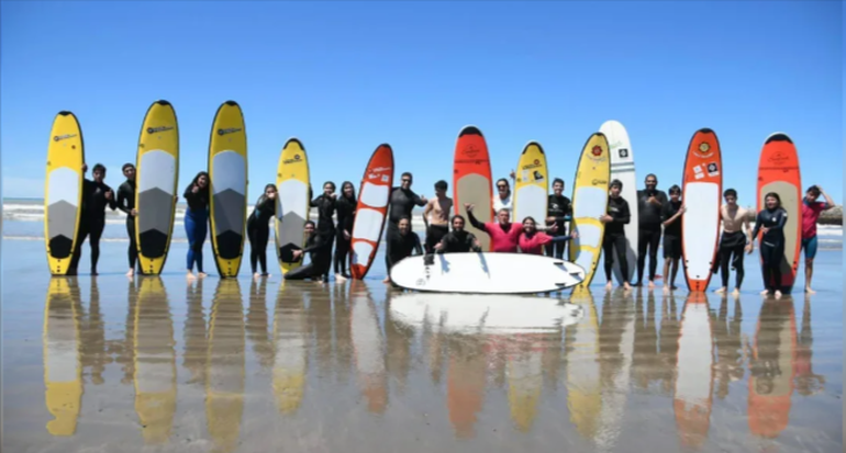 Surfistas de Playa Unión, en Rawson, van a Cabo Raso para surcar las mejores olas.