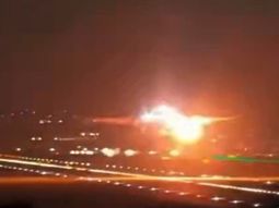 La aeronave aterrizó de emergencia sin heridos y los pasajeros fueron trasladados de forma segura a la terminal. La aeronave aterrizó de emergencia sin heridos y los pasajeros fueron trasladados de forma segura a la terminal.