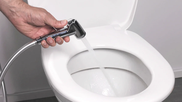 La ducha higiénica o rociador se instala fácil y no requiere mantenimiento.  La ducha higiénica o rociador se instala fácil y no requiere mantenimiento.