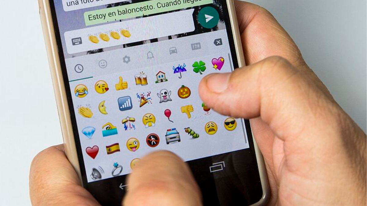 El truco para leer los mensajes de Whatsapp sin aparecer en línea