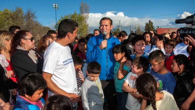 Gutiérrez inaguró tres canchas de césped sintético en Confluencia