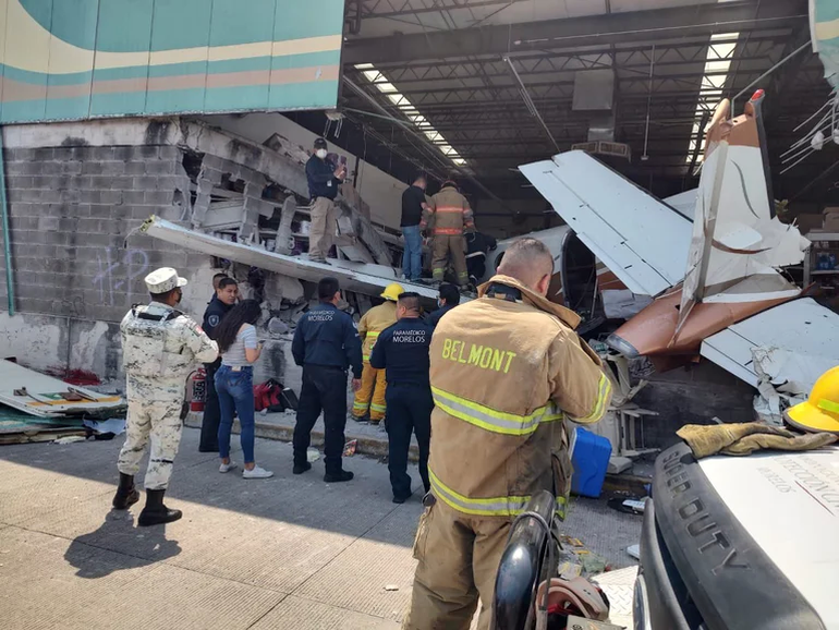 Una avioneta cayó sobre un supermercado en México: hay tres muertos