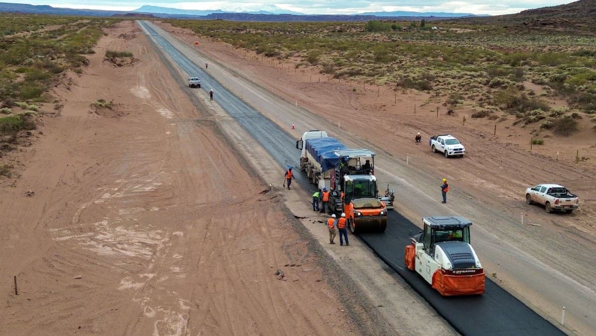Histórico asfalto en la Ruta 7 en el tramo Cortaderas.