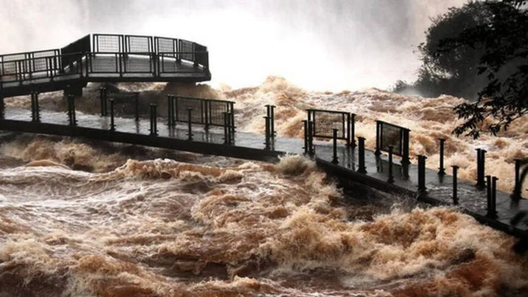 Por la crecida del río Iguazú cierran la Garganta del Diablo: imágenes impactantes