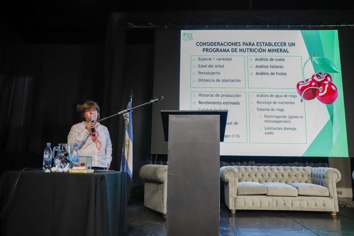 “El cerezo es muy extractivo en términos nutricionales, entonces importante estar monitoreando periódicamente”, dijo Valeria Lepe Martínez. Foto: Omar Novoa. “El cerezo es muy extractivo en términos nutricionales, entonces importante estar monitoreando periódicamente”, dijo Valeria Lepe Martínez. Foto: Omar Novoa.