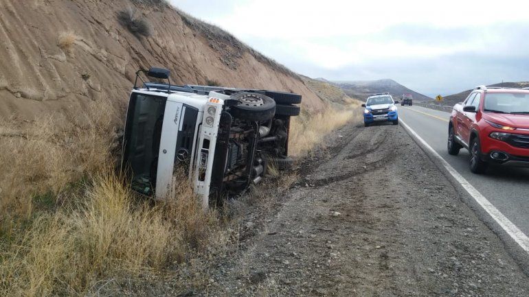 Un camión de Vialidad terminó acostado en la banquina
