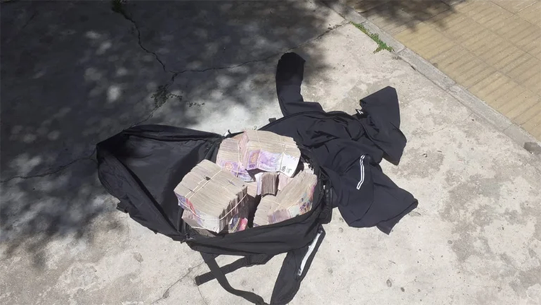 Espectacular persecución y tiroteo tras un robo en un banco