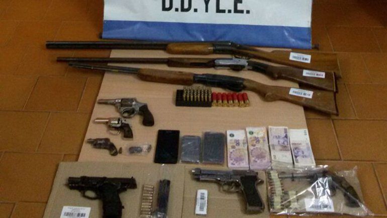Las armas recuperadas por la Policía durante los allanamientos que se realizaron en Parque Industrial y el oeste.