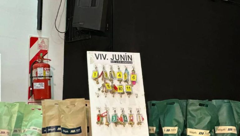 El acto de entrega de viviendas. El acto de entrega de viviendas.