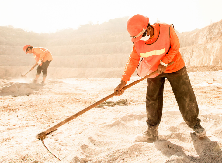 Alta carga fiscal (53%) frena minería. ICMM urge gobernanza, transparencia y sostenibilidad. Con inversiones, Argentina podría subir 20-30 puestos en MCI a ~75°. Boom verde en litio es clave. Alta carga fiscal (53%) frena minería. ICMM urge gobernanza, transparencia y sostenibilidad. Con inversiones, Argentina podría subir 20-30 puestos en MCI a ~75°. Boom verde en litio es clave.