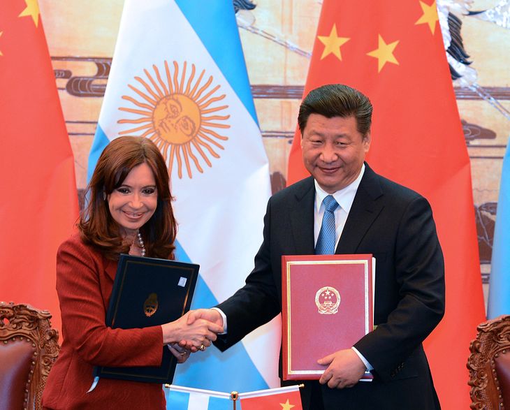 Cristina Fernández junto al presidente chino, Xi Jinping tras la firma de los acuerdos. Cristina Fernández junto al presidente chino, Xi Jinping tras la firma de los acuerdos.