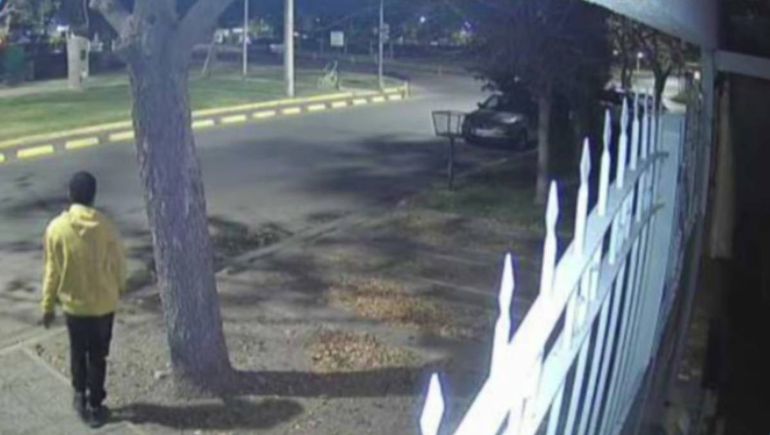 Un hombre en situación de calle rompió el auto de una familia neuquina.