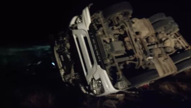 Cuatro muertos en un choque entre un camión y un ómnibus en Santa Cruz.