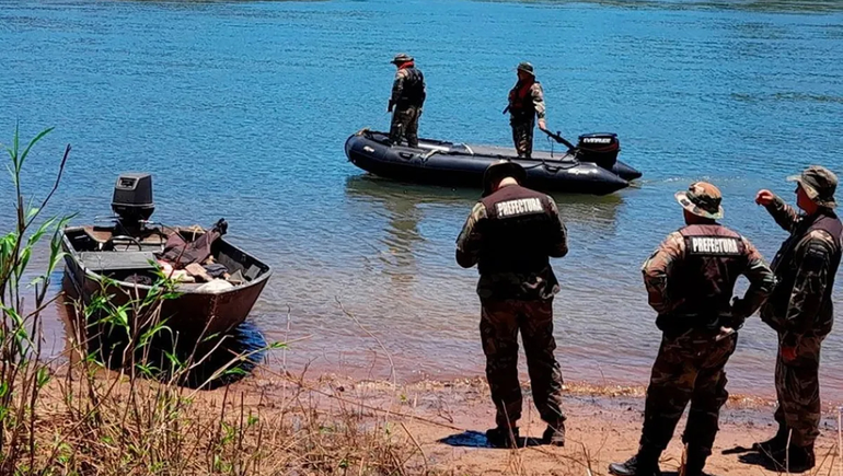 Una mujer tiró a sus dos hijos al río e intentó suicidarse