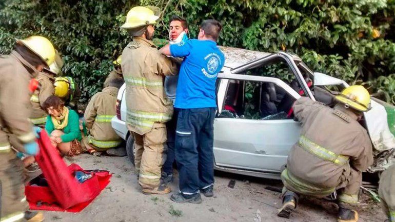 Hicieron dedo, los levantó un auto y terminaron en el hospital