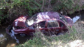 insolito secuestro de un auto que cayo a un desagüe insolito secuestro de un auto que cayo a un desagüe