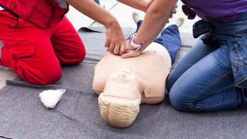milagro: le practico rcp a su alumna y pudo salvarla