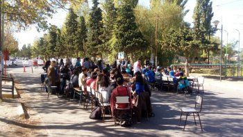 el cpem 8 de plottier tuvo clases en la calle en reclamo de obras el cpem 8 de plottier tuvo clases en la calle en reclamo de obras