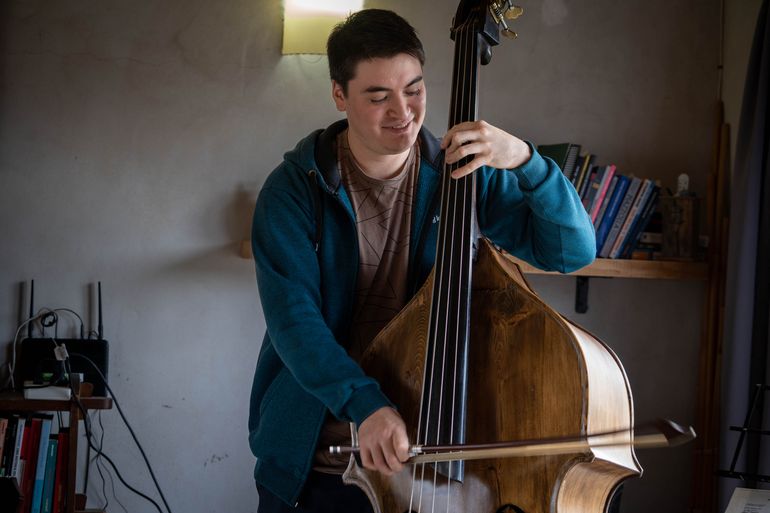 Agustín Lagos tiene 28 años y desde los 11 toca el contrabajo. Además de integrar Mandinga es docente de la Escuela Superior de Música de San Martín de los Andes.