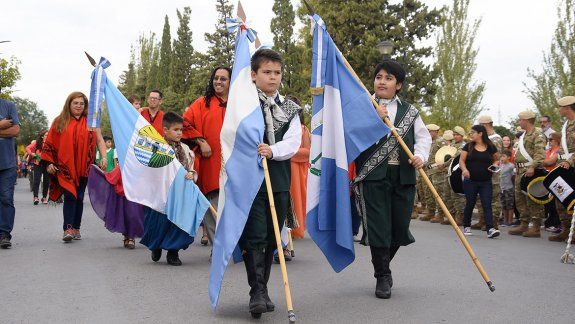 con un colorido desfile, plottier festejo sus 83 anos