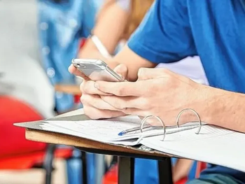 El gobierno provincial reglamentó el uso de celulares en las escuelas de Neuquén.